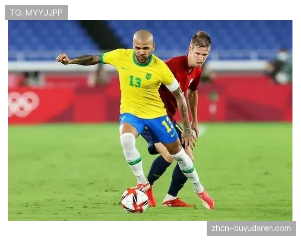 赛后发布会瞬间：卫冕冠军将腰带递给台下观战的退役老将阿尔多